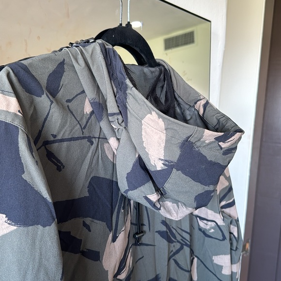 Theory 
Men’s hooded jacket size medium - Picture 8 of 13